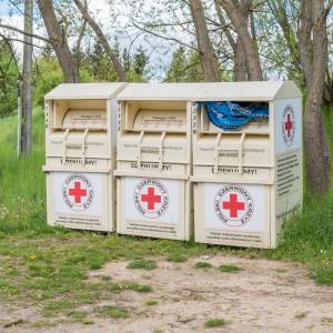 Wpadł do pojemnika na ubrania. Z kontenera musieli wyciągnąć go strażacy