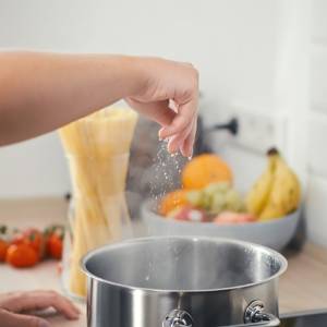 Jak uratować przesolone jedzenie? 5 prostych sposobów, które musisz znać!