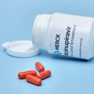 Lek na COVID-19. Pierwsze dostawy już w grudniu! Dla kogo i ile kosztuje?