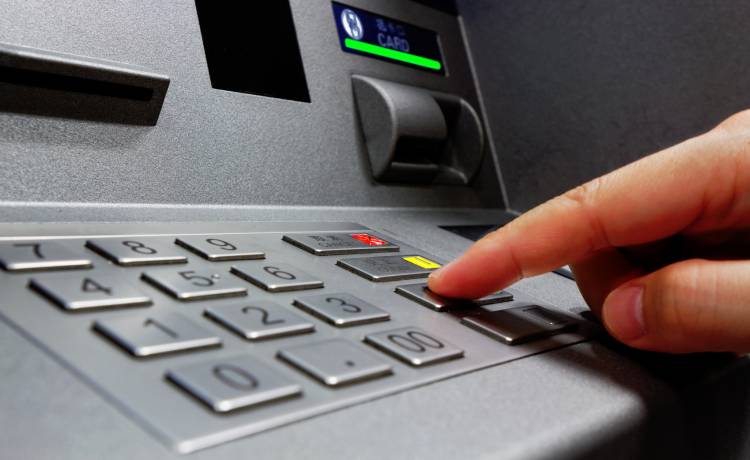Operator popularnych bankomatów zaostrza limity wypłat z urządzeń