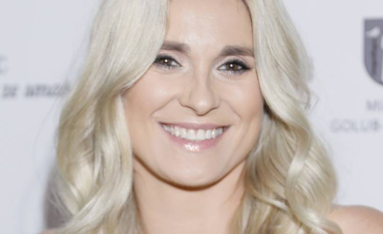 Złoty top nie do końca przysłonił dekolt "Kajry". Fani podziwiają [FOTO]