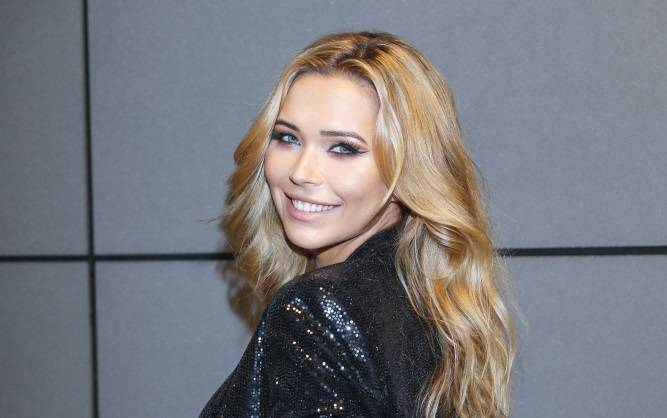 Sandra Kubicka z nagim biustem na ulicy. Fanom opadły szczęki! [FOTO]