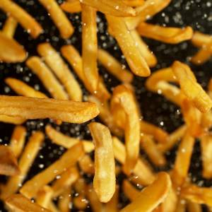 Miliony frytek zasypały autostradę. Ziemniaki sparaliżowały ruch  [WIDEO]