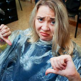 Po tym poznasz złego fryzjera. Jeśli je zauważysz, lepiej zmień salon