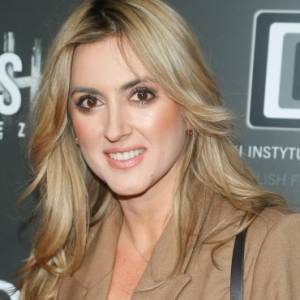 Karolina Szostak podzieliła się w sieci nową fotografią. Fani oburzeni: "Kto to jest?!"