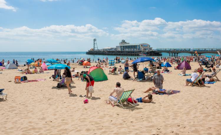 Bójki i ignorowanie zasad bezpieczeństwa. Tak wyglądały plaże w Wielkiej Brytanii