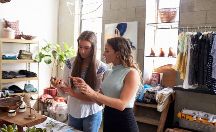 Udaje normalnego klienta, a potem składa właścicielowi firmy raport. Kim jest „tajemniczy klient”?