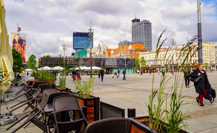 Pan Leoncjusz z Katowic wychodzi na ulice, by poprawiać nastrój przechodniom. Senior słynie z nietypowej pasji! [WIDEO]