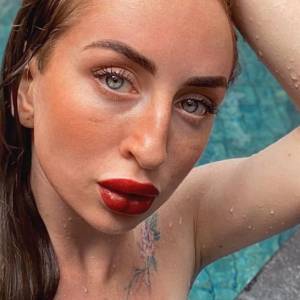 Hanna z "Hotelu Paradise" odsłania biust. Pozuje topless. "Nie dotykaj. Jestem dziełem sztuki"