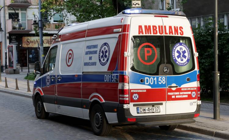 Karetka jadąca z mężczyzną do szpitala miała kolizję. Pacjent nagle wyzdrowiał. Poszedł do domu