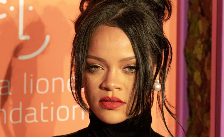Ciężarna Rihanna znów odważnie odsłoniła brzuch. Zbliża się termin porodu? [FOTO]