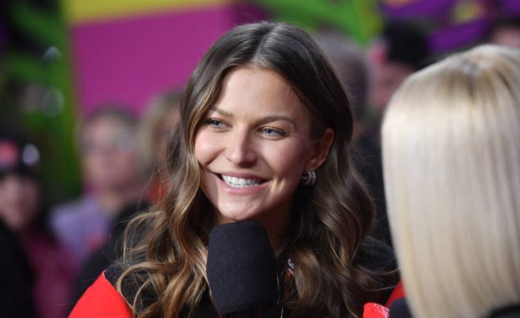 Anna Lewandowska w samych szortach. Stanęła przed obiektywem topless [ZDJĘCIA]