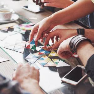 Gry i zabawy na sylwestrową domówkę, czyli jak rozkręcić każdą imprezę!                                            