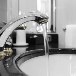 Zemścili się, gdy nie mogli odwołać rezerwacji noclegu. Para zużyła 120 ton wody