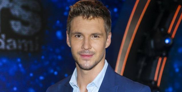 Mikołaj Roznerski w towarzystwie pięknych pań. Nowe zdjęcie z planu "M jak miłość" to hit! 