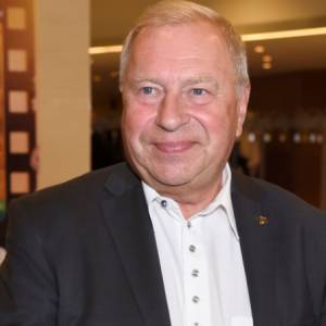 Jerzy Stuhr po udarze. Aktor nagrał specjalne pozdrowienia! [WIDEO]