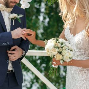 Ta wpadka ze ślubu podbija sieć! Sukienka druhny nagle się rozpięła, odsłaniając zbyt wiele [WIDEO]