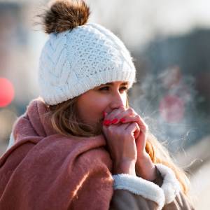 Pęka, swędzi, boli? Kilka prostych sposobów na to, żeby skóra dłoni nie cierpiała zimą!