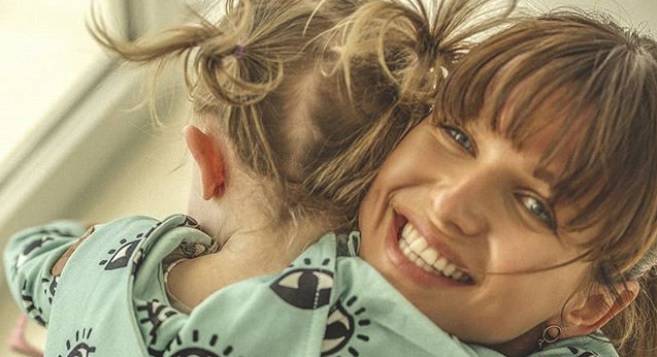 Klara Lewandowska wrzucona na głęboką wodę. 2-latka pływa sama w morzu! [WIDEO]                                                          