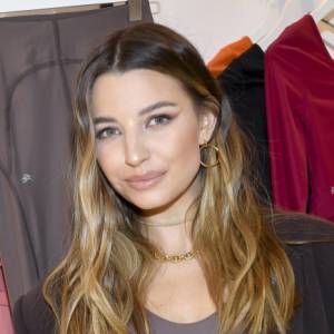 Julia Wieniawa kusi dekoltem. Pozuje bez stanika na balkonie [ZDJĘCIE]