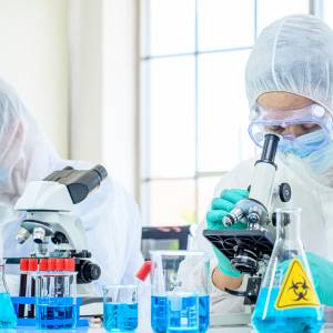 Wiemy, co może mieć wpływ na zakaźność wariantu IHU... Alarmujące doniesienia