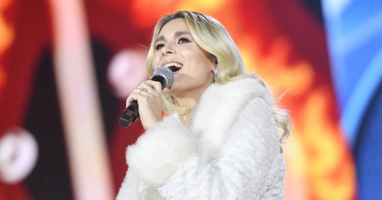 Kajra wakacyjnie. Niebieski strój kąpielowy, piasek i fale. Od tego nagrania trudno oderwać wzrok! [WIDEO]