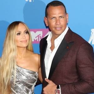 Jennifer Lopez i Alex Rodriguez wspólnie zaprojektowali kolekcję okularów przeciwsłonecznych! Zobacz efekty ich pracy 