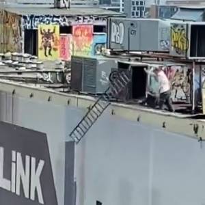 Rzucili złom z 10. piętra. Niemal zniszczyli samochody na parkingu. Szokujące wideo z Warszawy!