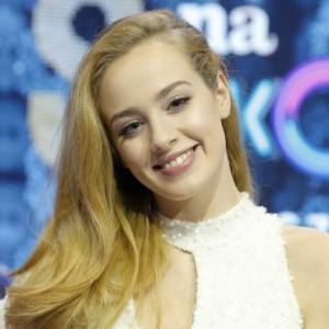 Naturalna Wiktoria Gąsiewska w bieli. Ten widok przywodzi na myśl tylko jedno! 