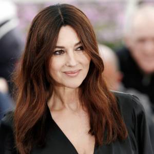 57-letnia Monica Bellucci kokietuje odważnym dekoltem za pępek. "Boska" [FOTO]
