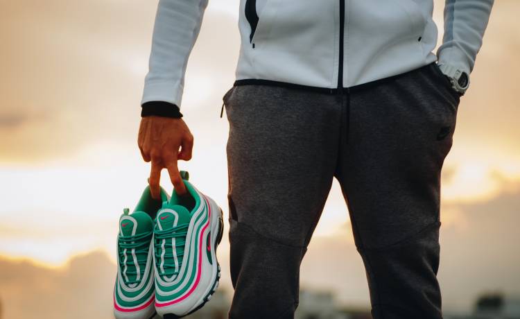 MSCHF x INRI Jesus shoes: Amerykańska firma stworzyła buty z wodą święconą i krucyfiksem