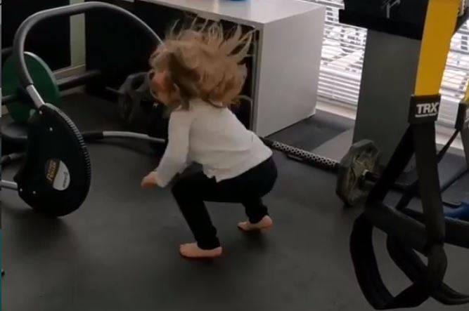 Klara Lewandowska ćwiczy na siłowni! Dumna mama pyta: „Klarcia motywuje Was?”