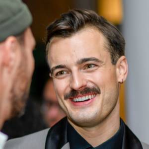 Błażej Stencel z „Koła fortuny” się zaręczył. Jego narzeczony to znany aktor