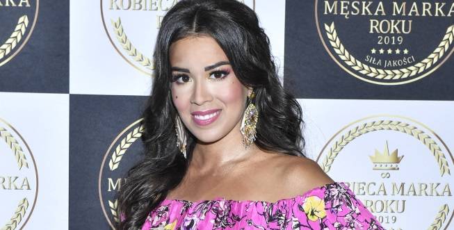 Macademian Girl w stroju kąpielowym eksponuje biust. Tak odważnie nie było już dawno!                                    