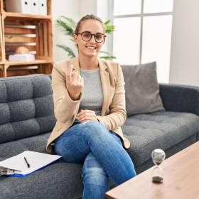 Dlatego ludzie wolą siedzieć w domu niż spotkać się ze znajomymi. Psychologia mówi jasno