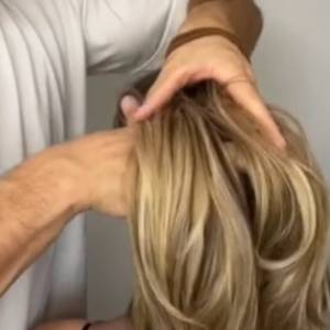 Dwie gumki i szczotka. TikTokowy trend na zwiększenie objętości włosów [WIDEO]