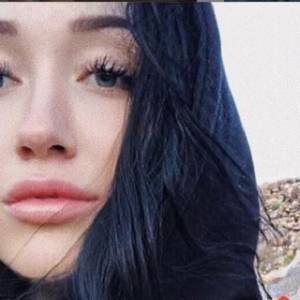 Siostra Miley Cyrus zasłania nagie piersi w wannie. Odważny kadr Noah trafił do sieci! [18+]                    