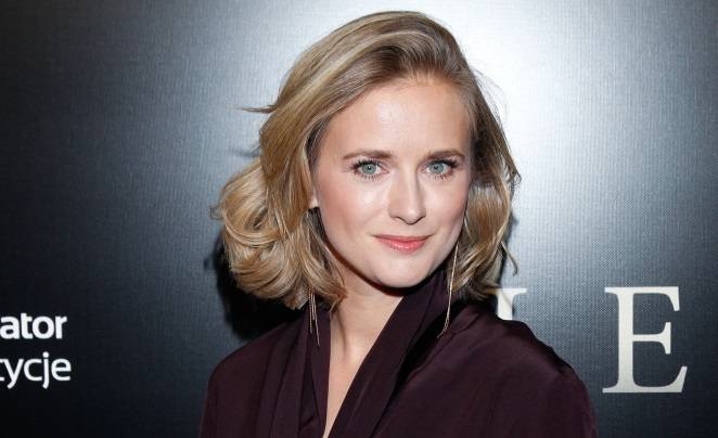 Gwiazda serialu "Ranczo" odsłania ciało na śniegu! Marta Chodorowska w skąpym bikini [FOTO]