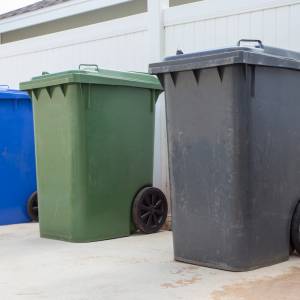 Tysiące danych osobowych klientów na ulicy. Bank wyrzucił dokumenty do kontenera na śmieci