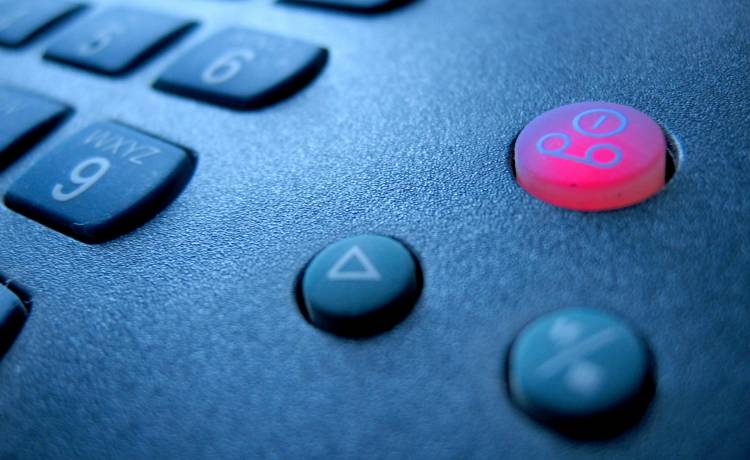 Nowa metoda oszustwa w sieci: fałszywe powiadomienie o wiadomości na poczcie głosowej