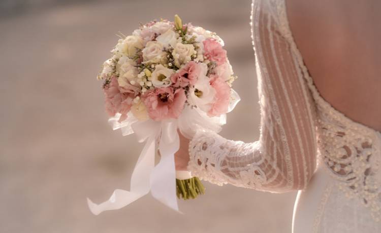 Na ślubie w stroju... dinozaura? Nietypowy ubiór druhny na weselu! 