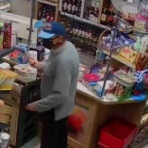 Napastnik próbował obrabować sklep. Ekspedientka broniła się lodówką [WIDEO]