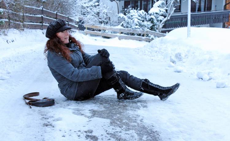 Przewróciłeś się na śliskim chodniku? Możesz otrzymać odszkodowanie. Jak można je uzyskać?                   
