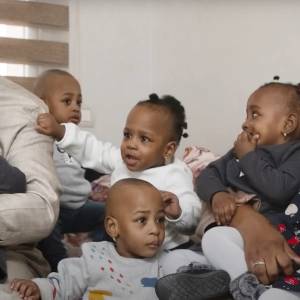 Dziewięcioraczki wpisane do Księgi Rekordów Guinnessa przyleciały do Europy [ZDJĘCIA]