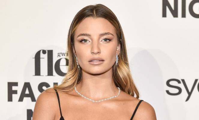 Złota Wieniawa robi furorę! Pozuje rozciągnięta na kanapie w skąpej mini. "Petarda!" [FOTO]