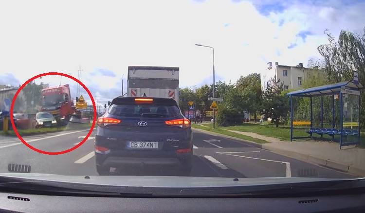 Ciężarówka ruszyła i staranowała kilka samochodów. Złożyły się jak domek z kart. Nagranie z karambolu w Bydgoszczy obiegło sieć [WIDEO] 