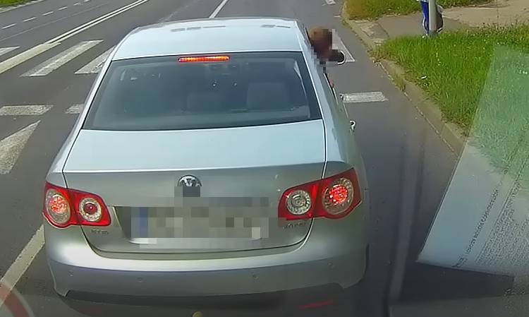 Dziecko niebezpiecznie wychyla się z jadącego samochodu. Szybka reakcja innego kierowcy [WIDEO]