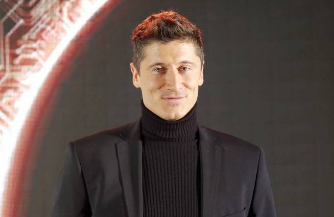 Córki Lewandowskich na nowym zdjęciu z tatą. Znacznie "utrudniły" mu ćwiczenia! Co na to Robert Lewandowski?            