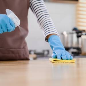 Tłuszcz z szafek znika w mgnieniu oka. Domowy sposób jest bezkonkurencyjny 