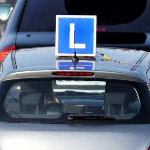 Kursantka potrąciła instruktora. Po chwili doprowadziła do kolizji z dwoma autami